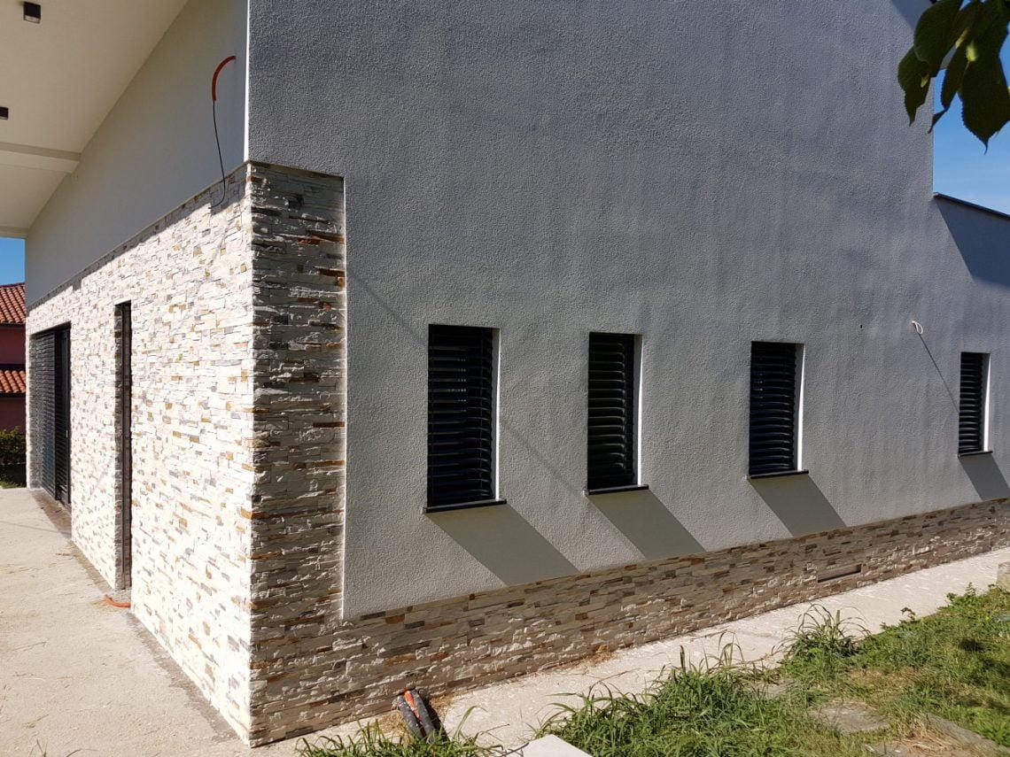 Kako hišnim ljubljenčkom preprečiti, da uničijo senčila zunti