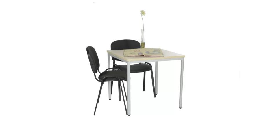 črni konferenčni stoli za leseno mizo