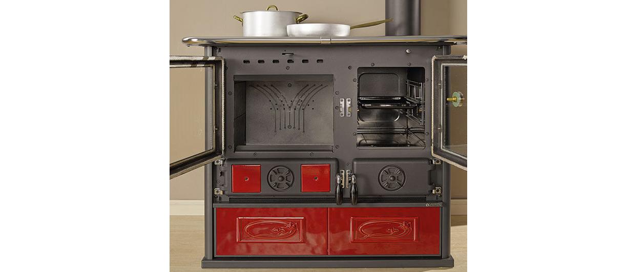 odprt štedilnik na drva s posodo za kuhanje