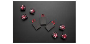 črna poslovna darila z rdečimi mašnjami