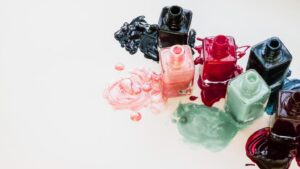 različni barvni laki za nohte