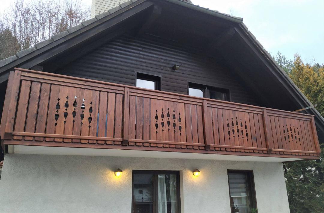 lesena ograja na balkonu